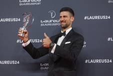 El tenista serbio Novak Djokovic posa con el premio a mejor deportista masculino del año durante la gala de entrega de los Premios Laureus 2024, este lunes en el Palacio Cibeles de Madrid.