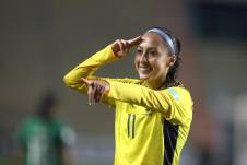 Karen Flores de Ecuador celebra un gol contra Bolivia en el estadio Municipal de El Alto (Bolivia).
