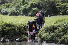 Migrantes con niños pequeños mientras caminan en el sector de Cañas Blancas en Darién (Panamá).