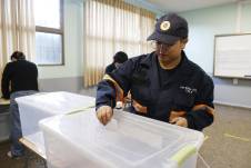 Una mujer vota durante el inicio de la jornada electoral este domingo, en Paine (Chile).