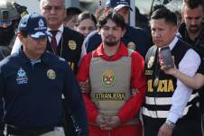 Matías Agustín Ozorio, de nacionalidad argentina, es trasladado por integrantes de la Policía Nacional de Perú (PNP) y de Interpol para ser entregado a la Policía Argentina este jueves, en la Base Aérea de Policía Aérea de Perú en Lima, Perú.