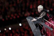 Imagen de archivo de una actuación de la cantante Annie Lennox en Londres. EFE/Javier Lizón