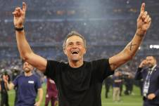 El entrenador del París Saint-Germain, Luis Enrique, celebra tras quedar campeón de la Champions League