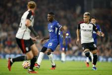 Moisés Caicedo (c), jugador del Chelsea, celebró de manera eufórica junto Enzo Fernández por el gol de Mijailo Mudryk en la victoria 2-0 ante el Fulham, por Premier League.