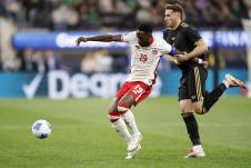El defensor canadiense Alphonso Davies pugna con el mexicano Santiago Giménez durante el partido que disputaron ambas selecciones el pasado jueves en Inglewood (California, EE.UU.)