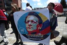 Simpatizantes del asesinado candidato presidencial Fernando Alcibiades Villavicencio lo despidieron.