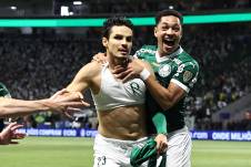 Raphael Veiga (i) y Vitor Roque, de Palmeiras, celebran un gol en el partido de vuelta por la semifinal de la Copa Libertadores ante Liga de Quito en el estadio Allianz Parque, en São Paulo (Brasil).