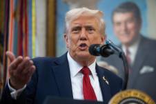 El presidente de Estados Unidos, Donald Trump, habla el Despacho Oval de la Casa Blanca en Washington, en una fotografía del 30 de septiembre de 2025.