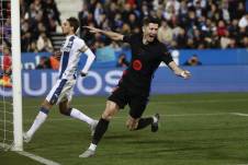 El delantero polaco del Barcelona, Robert Lewandowski, celebra el gol en propia puerta del Leganés durante el partido de la jornada 31 de LaLiga que CD Leganés y FC Barcelona disputan.