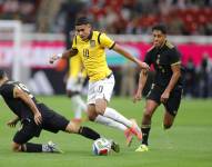 Germán Berterame (i) y Luis Francisco Romo (d) de México disputan el balón con Kendry Páez (c) de Ecuador este martes, durante un partido amistoso.