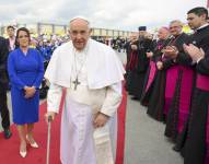 Una imagen proporcionada por el Vaticano muestra al Papa Francisco durante la ceremonia de despedida en el Aeropuerto Internacional de Budapest al final de su visita a Hungría, el 30 de abril de 2023.