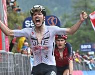 El ciclista portugués Joao Almeida del UAE Emirates Team celebra tras ganar la 16ª etapa de la carrera ciclista Giro d'Italia 2023.