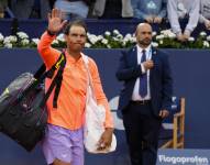 El tenista español Rafael Nadal se despide del público tras perder contra el australiano Alex de Miñaur en la segunda ronda del Barcelona Open Banc Sabadell-Trofeo Conde de Godó