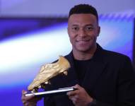El delantero francés del Real Madrid Kylian Mbappe recibe este viernes la Bota de Oro en un acto celebrado en el palco del Santiago Bernabéu.