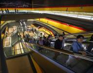 Personas se movilizan en una estación del Metro de Quito en el inicio de la operación comercial, el viernes 1 de diciembre de 2023.