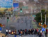 Personas bloquean una vía durante una manifestación en Otavalo (Ecuador), en una fotografía del 24 de septiembre de 2025.