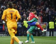 Los jugadores del Atlético de Madrid, César Azpilicueta y Jan Oblak, celebran su pase a cuartos de final de la Champions tras derrotar al Inter en la tanda de penaltis.