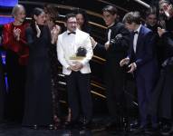 Juan Antonio Bayona acompañada por el equipo de la película La sociedad de la nieve tras recibir el Goya a Mejor película.