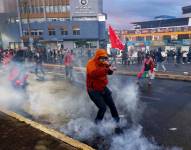Personas se enfrentan con la Policía de Ecuador durante una manifestación contra el presidente de Ecuador, Daniel Noboa, por el alza del diésel y en apoyo a los manifestantes indígenas de la provincia de Imbabura.