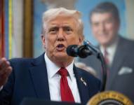 El presidente de Estados Unidos, Donald Trump, habla el Despacho Oval de la Casa Blanca en Washington, en una fotografía del 30 de septiembre de 2025.