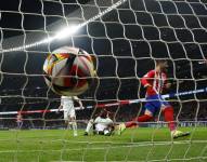 El delantero del Atlético de Madrid Álvaro Morata (d) consigue su gol ante el Madrid en el estadio Cívitas Metropolitano.
