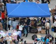 Voluntarios reparten ayuda entre los afectados por el incendio de un edificio en Hong Kong, que ha dejado más de un centenar de muertos.