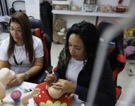 Fotografía del 30 de mayo de 2025 de Andreia Gonzaga y su hija Jaqueline Gonzada trabajando en la creación de muñecos en São Paulo (Brasil).
