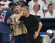 Willian Pacho junto a Luis Enrique.