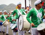 Imagen de un desfile cívico institucional del aniversario de cantonización de Sucre