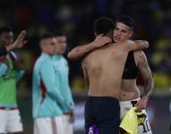 James Rodríguez de Colombia intercambia camisetas con Kendry Páez de Ecuador