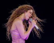 Shakira es una cantautora, bailarina y actriz colombiana, reconocida por su versatilidad musical y su estilo único de baile. Ha ganado numerosos premios, incluyendo Grammys y Latin Grammys, y es una de las artistas latinas más exitosas de todos los tiempos.