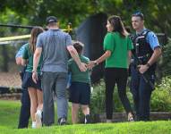 Familias se hacen presentes en la Escuela Católica Annunciation, en Minneapolis, Minnesota, EE. UU., el 27 de agosto de 2025, luego de que se registrara un tiroteo.