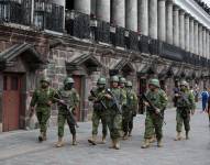 Soldados ecuatorianos patrullan en la calle García Moreo, este 9 de enero de 2023, en Quito.