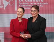 La presidenta de Honduras Xiomara Castro (d), saluda a la presidenta de México, Claudia Sheinbaum, este miércoles durante el recibimiento a los mandatarios previo a la IX Cumbre de la Comunidad de Estados Latinoamericanos y Caribeños (Celac), en Tegucigalpa (Honduras).