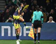 Catalina Usme (abajo) de Colombia celebra con Carolina Arias tras anotar el gol 1-0