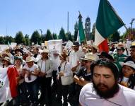 Ciudadanos mexicanos marchando en contra del gobierno de Claudia Sheinbaum.
