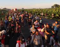 Fotografía de archivo en donde migrantes caminan en caravana por una carretera rumbo a Norteamérca.