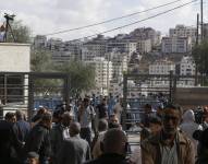 Familiares de los presos palestinos esperan su liberación tras el alto el fuego.