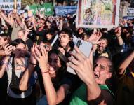 Personas festejan la anulación de los vetos presidenciales a la emergencia pediátrica y al financiamiento universitario este miércoles, en la Plaza del congreso, en Buenos Aires (Argentina).