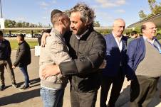 El ministro canciller de Argentino, Santiago Cafiero (c-d), fue registrado el pasado 15 de octubre al abrazar a uno de los argentinos repatriados de Israel, a su llegada al aeropuerto internacional de Ezeiza (Argentina).