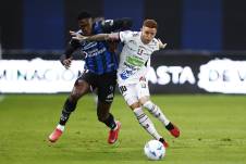 Jean Pierre Arroyo (i), de Independiente del Valle, disputa el balón con Kevin Tamayo, de Once Caldas, en un partido por los cuartos de final de la Copa Sudamericana