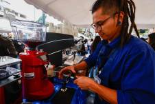 Un barista prepara un café durante la primera edición de ExpoCafé, el 20 de septiembre, en Quito.