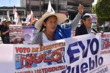 Seguidores del expresidente de Bolivia Evo Morales sostienen un cartel durante un evento de cierre de campaña el miércoles 13 de agosto de 2025 en Cochabamba