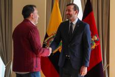 Virginijus Sinkevičius saluda al alcalde de Quito, Pabel Muñoz, durante la visita de este miércoles.