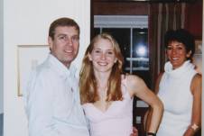 Fotografía del Príncipe Andrés con Virginia Giuffre, que se convirtió en una imagen clave en la demanda por abuso sexual de Giuffre contra el Príncipe Andrés