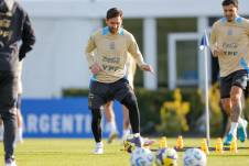 Lionel Messi participa este martes, de un entrenamiento en el predio Lionel Andrés Messi en Ezeiza, provincia de Buenos Aires.