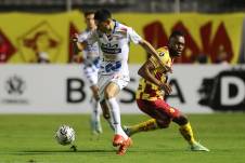 Luis Cangá (d) de Aucas disputa el balón con Gustavo Caballero de Nacional