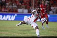 Enner Valencia remata el balón para marcar su gol con el Internacional de Porto Alegre contra el São Luiz