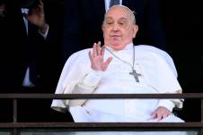 El papa Francisco saluda y bendice a los fieles desde el balcón del hospital Gemelli, en Roma, el 23 de marzo de 2025. El pontífice fue dado de alta ese día con una prescripción de al menos dos meses de convalecencia, después de pasar más de cinco semanas ingresado por una neumonía bilateral.
