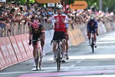 El corredor francés de Cofidis Benjamin Thomas (c) se impone en la quinta etapa del Giro d'Italia 2024, tras 178 entre Génova y Lucca, Italia.